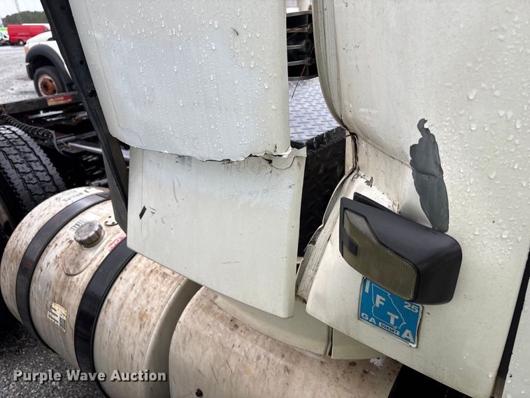 image for item YA2441 2017 Volvo VNL semi truck