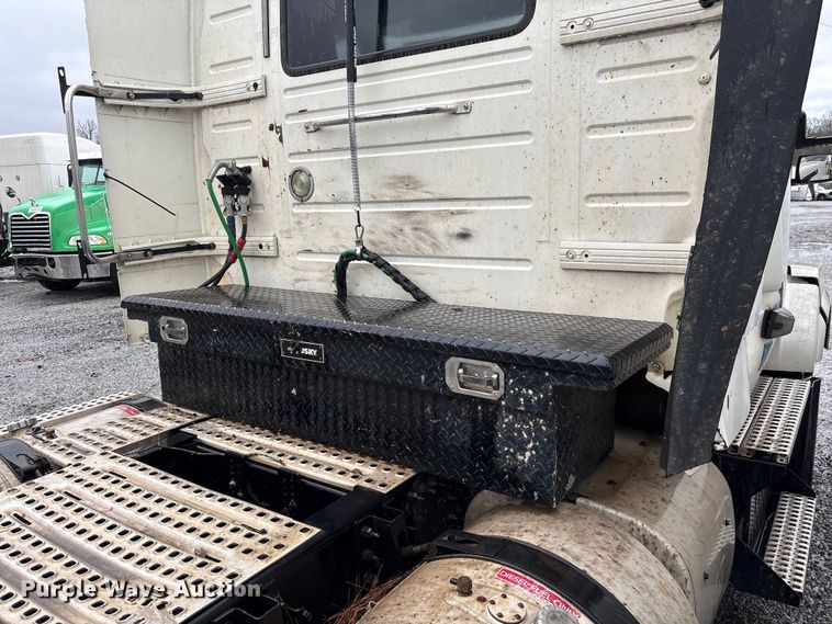 image for item YA2441 2017 Volvo VNL semi truck