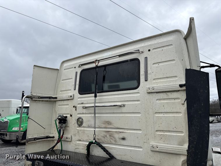 image for item YA2441 2017 Volvo VNL semi truck