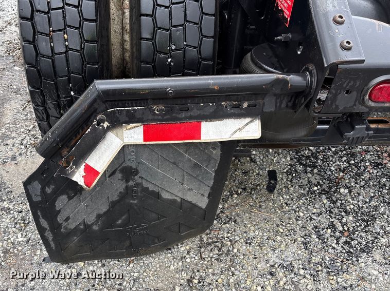 image for item YA2441 2017 Volvo VNL semi truck
