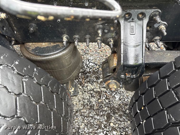 image for item YA2441 2017 Volvo VNL semi truck