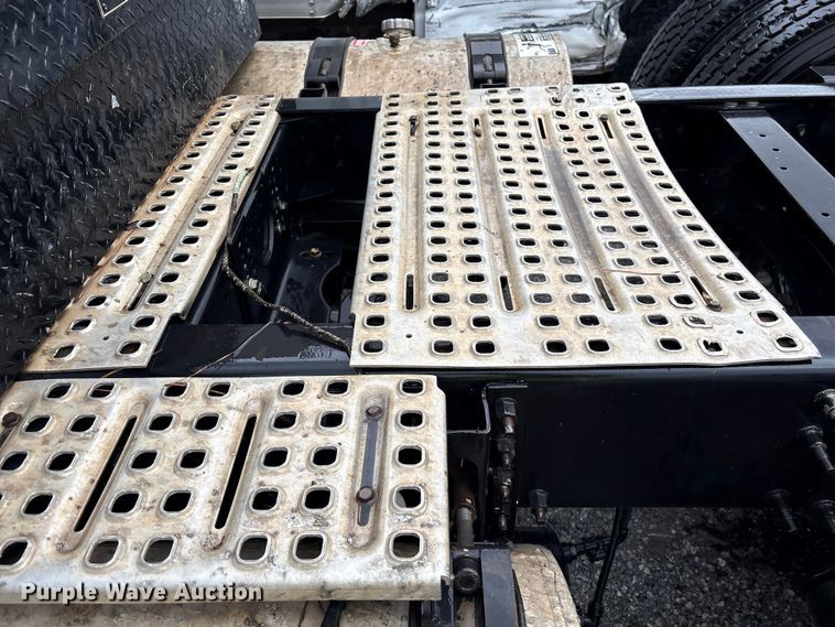 image for item YA2441 2017 Volvo VNL semi truck