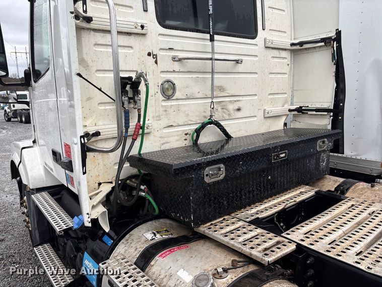 image for item YA2441 2017 Volvo VNL semi truck