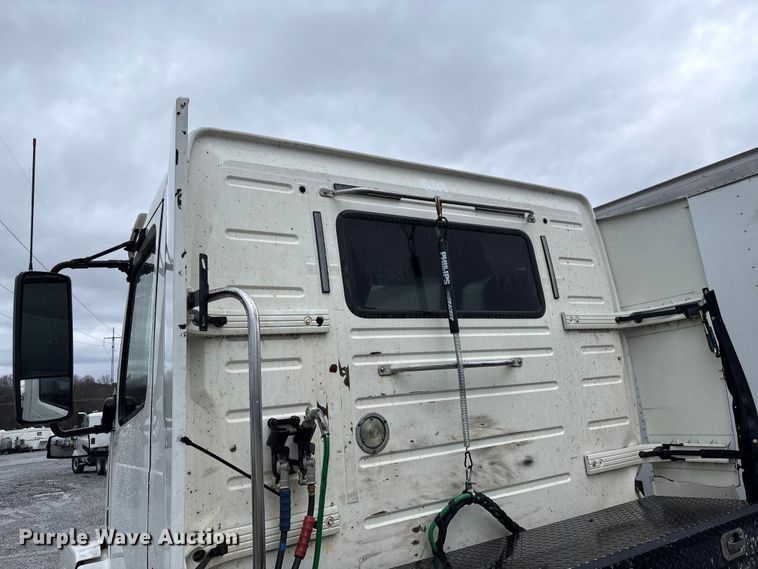 image for item YA2441 2017 Volvo VNL semi truck