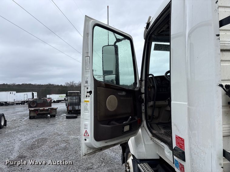 image for item YA2441 2017 Volvo VNL semi truck