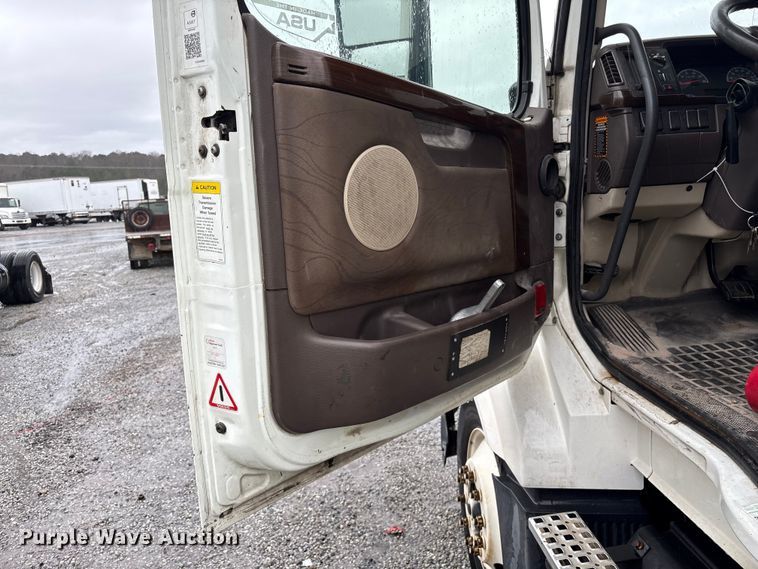 image for item YA2441 2017 Volvo VNL semi truck