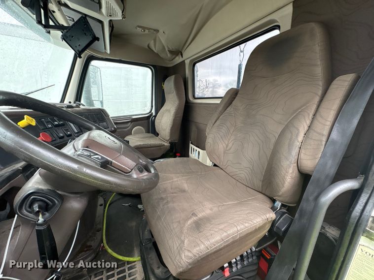 image for item YA2441 2017 Volvo VNL semi truck