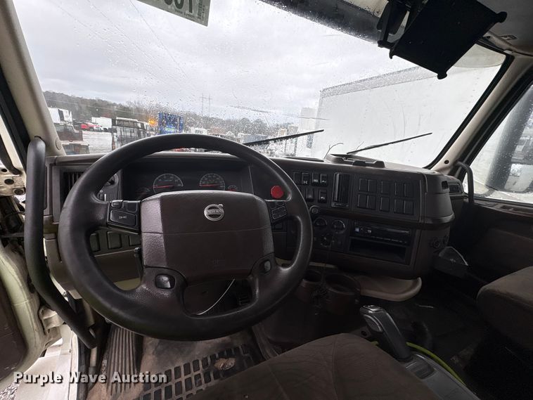 image for item YA2441 2017 Volvo VNL semi truck
