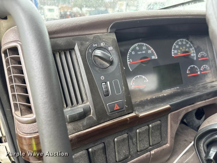 image for item YA2441 2017 Volvo VNL semi truck