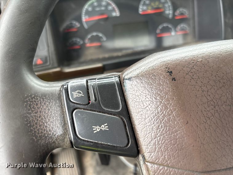 image for item YA2441 2017 Volvo VNL semi truck