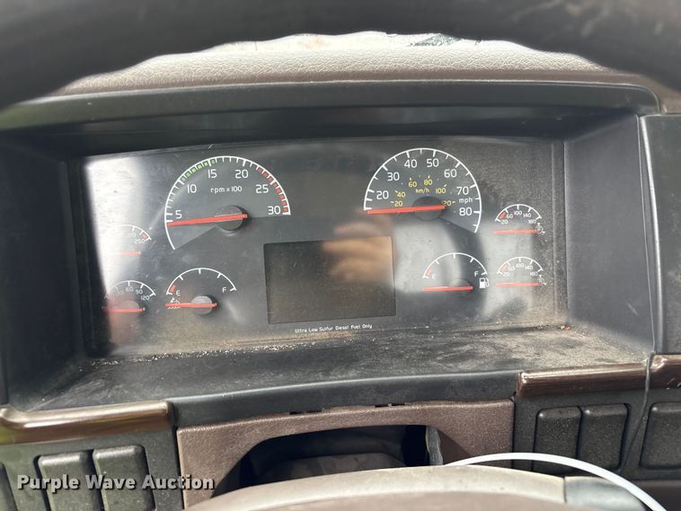 image for item YA2441 2017 Volvo VNL semi truck