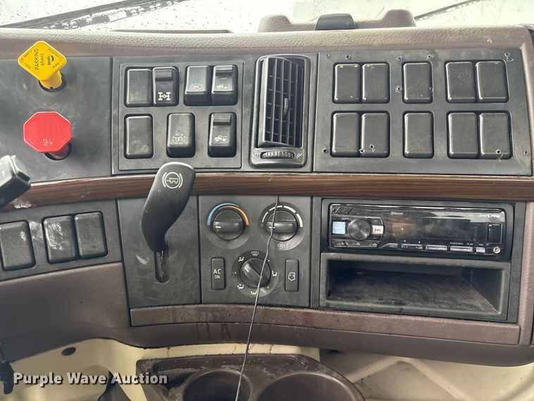 image for item YA2441 2017 Volvo VNL semi truck