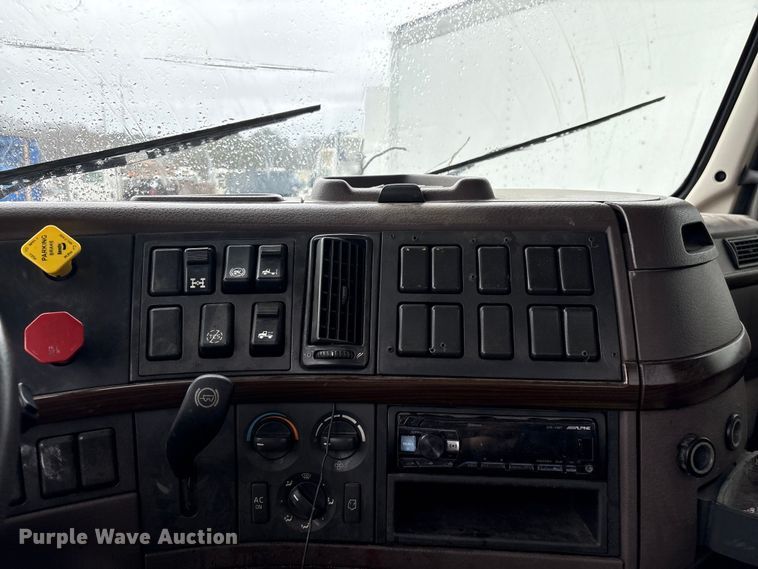 image for item YA2441 2017 Volvo VNL semi truck