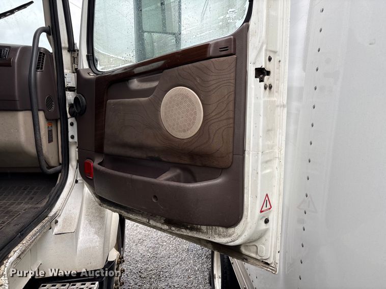 image for item YA2441 2017 Volvo VNL semi truck