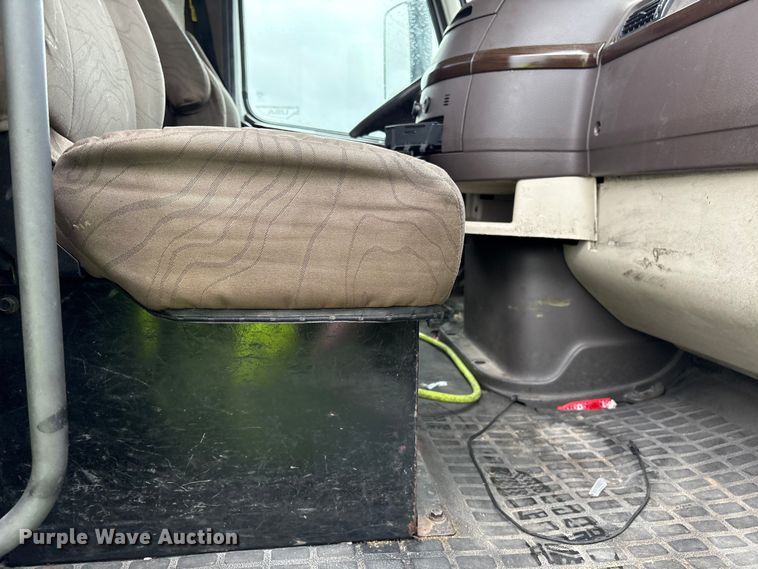 image for item YA2441 2017 Volvo VNL semi truck