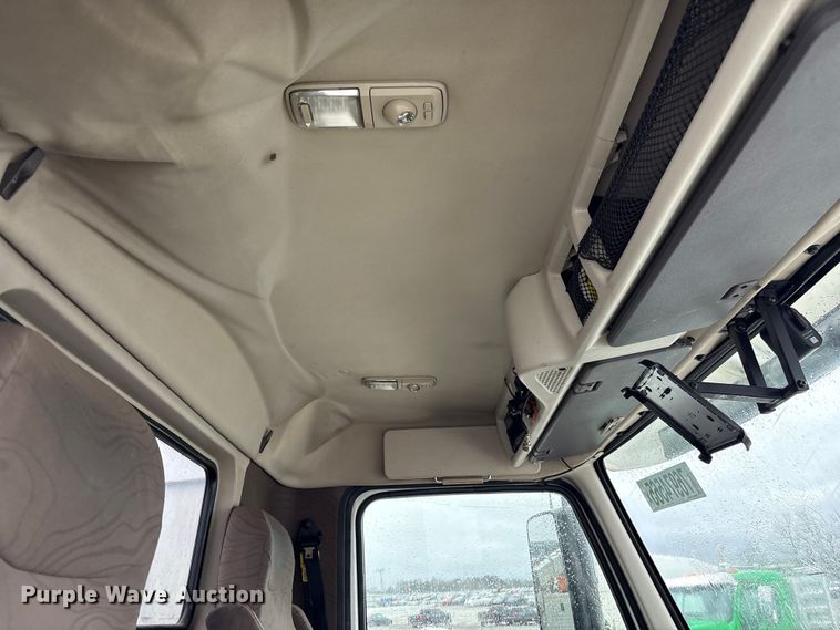 image for item YA2441 2017 Volvo VNL semi truck