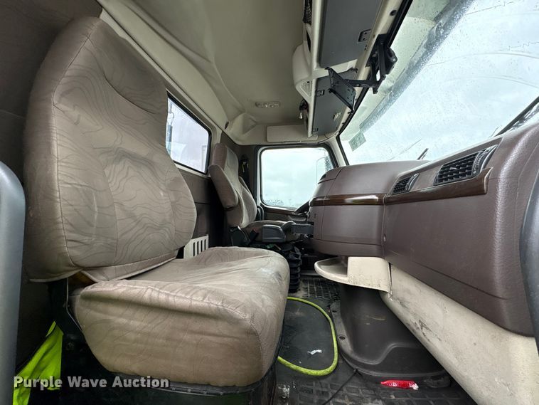 image for item YA2441 2017 Volvo VNL semi truck