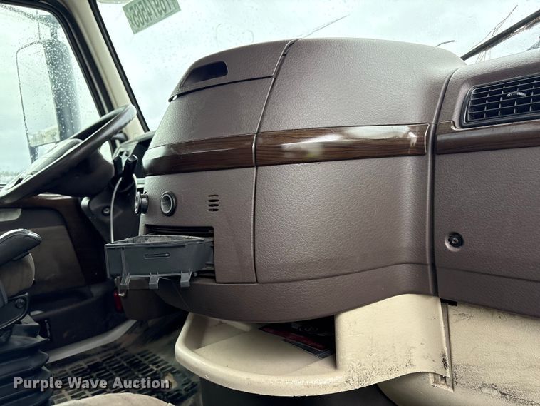 image for item YA2441 2017 Volvo VNL semi truck