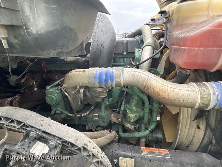image for item YA2441 2017 Volvo VNL semi truck