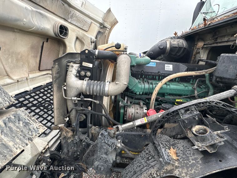 image for item YA2441 2017 Volvo VNL semi truck