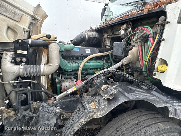 image for item YA2441 2017 Volvo VNL semi truck