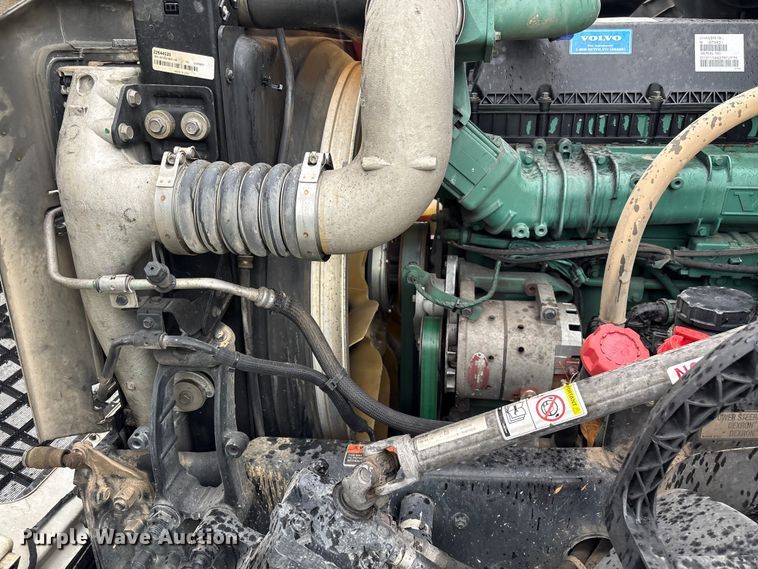 image for item YA2441 2017 Volvo VNL semi truck