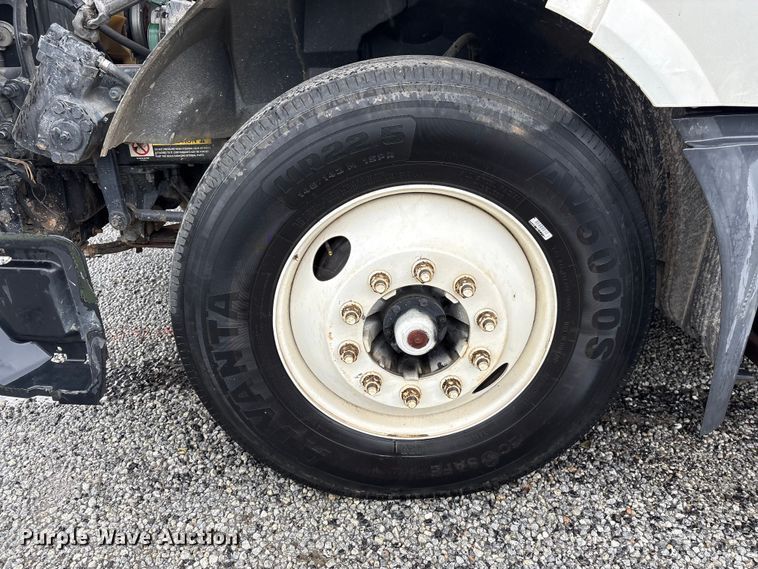 image for item YA2441 2017 Volvo VNL semi truck