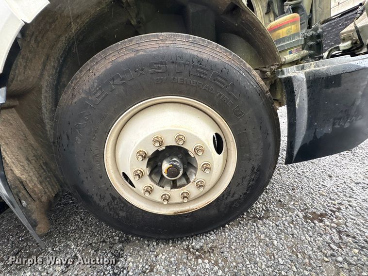 image for item YA2441 2017 Volvo VNL semi truck