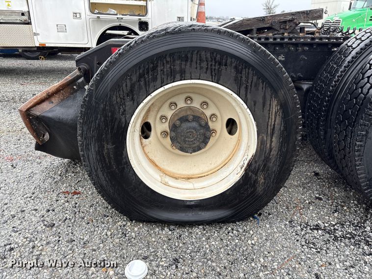 image for item YA2441 2017 Volvo VNL semi truck