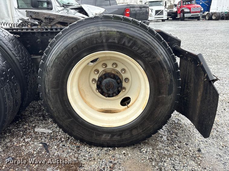 image for item YA2441 2017 Volvo VNL semi truck