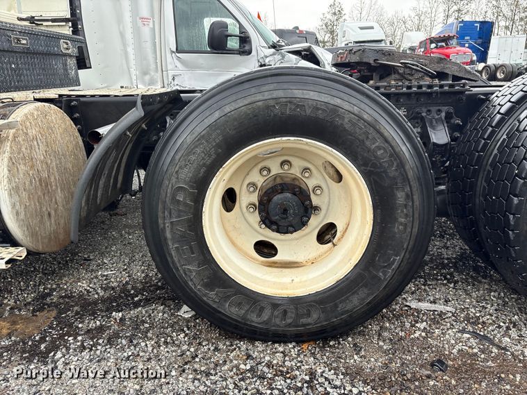 image for item YA2441 2017 Volvo VNL semi truck