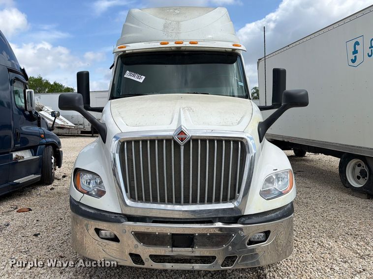 image for item YA2683 2019 International LT625 semi truck