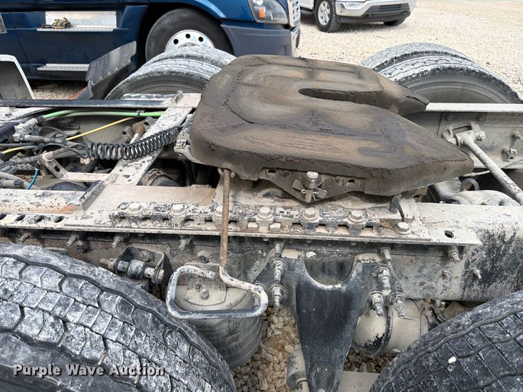 image for item YA2683 2019 International LT625 semi truck