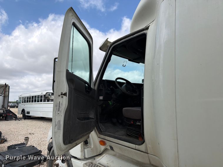 image for item YA2683 2019 International LT625 semi truck