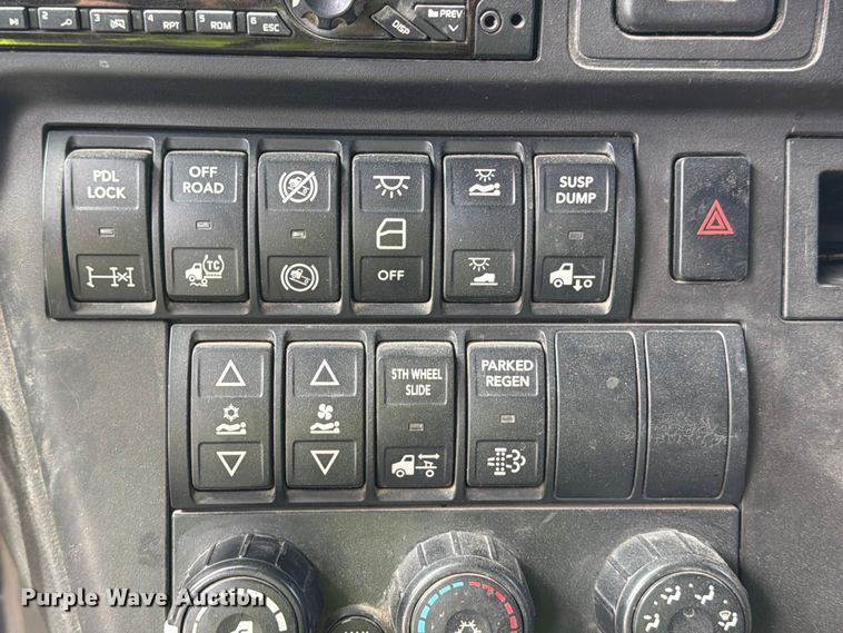 image for item YA2683 2019 International LT625 semi truck