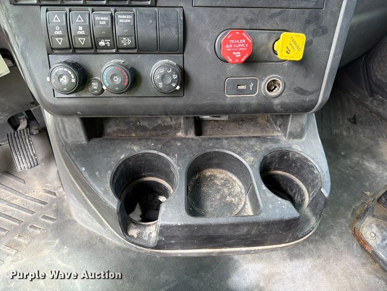 image for item YA2683 2019 International LT625 semi truck