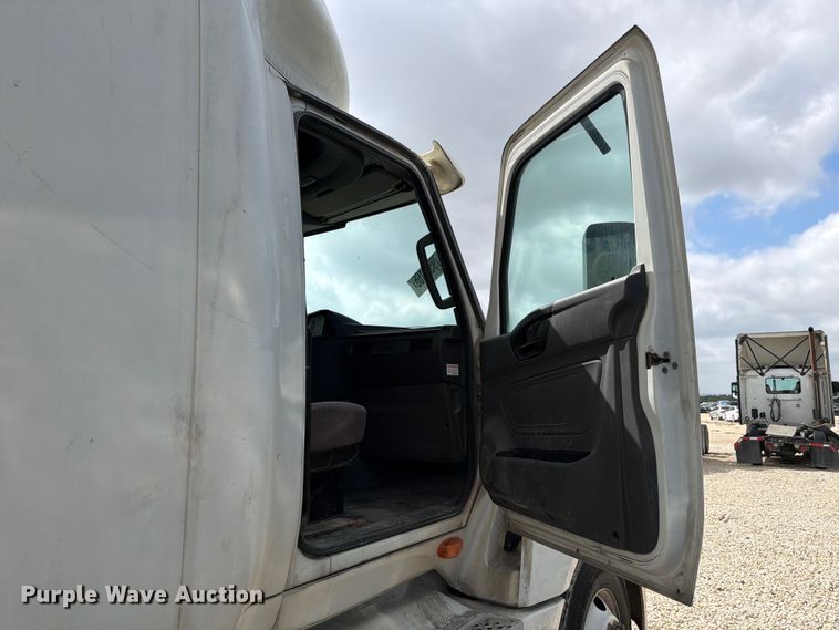 image for item YA2683 2019 International LT625 semi truck