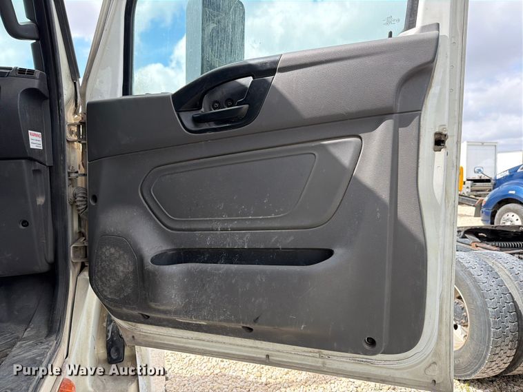 image for item YA2683 2019 International LT625 semi truck