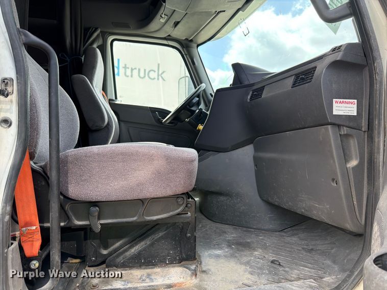 image for item YA2683 2019 International LT625 semi truck