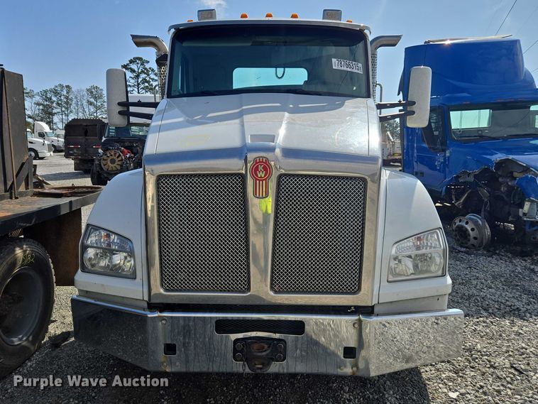 image for item YA2753 2017 Kenworth T880 truck cab and chassis