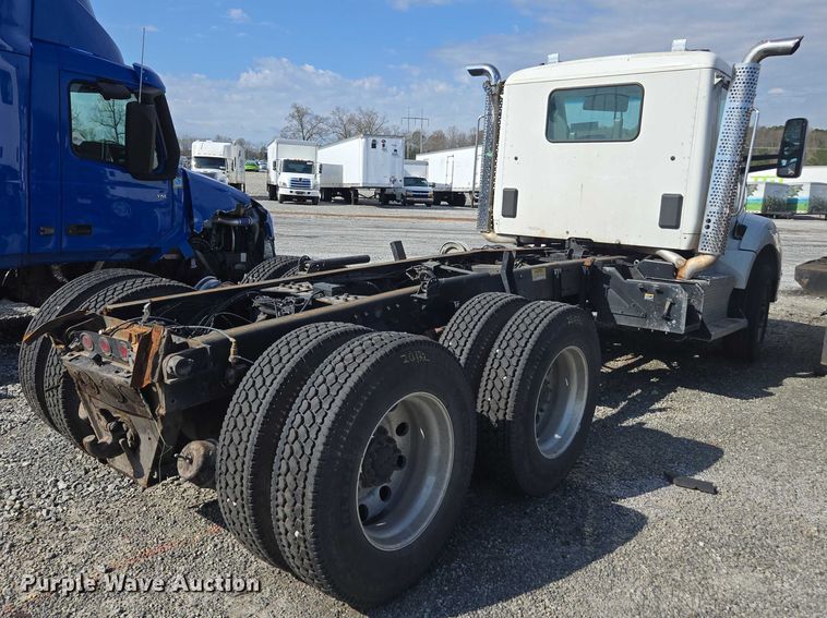 image for item YA2753 2017 Kenworth T880 truck cab and chassis