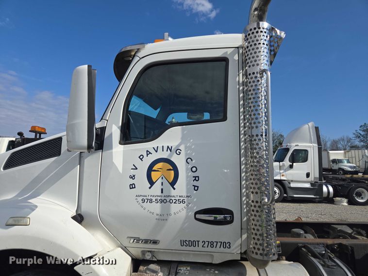 image for item YA2753 2017 Kenworth T880 truck cab and chassis