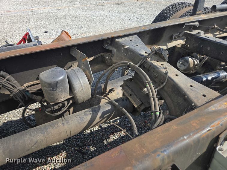 image for item YA2753 2017 Kenworth T880 truck cab and chassis