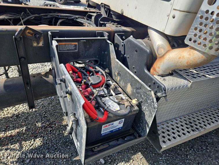 image for item YA2753 2017 Kenworth T880 truck cab and chassis