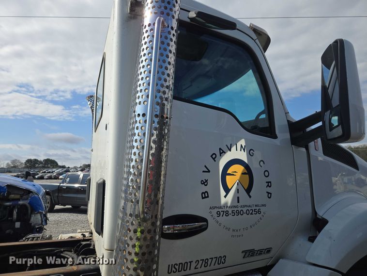 image for item YA2753 2017 Kenworth T880 truck cab and chassis