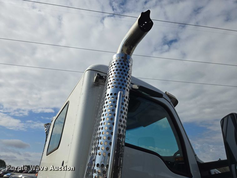 image for item YA2753 2017 Kenworth T880 truck cab and chassis
