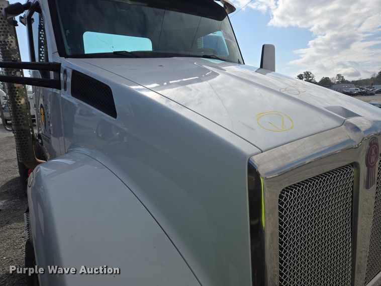 image for item YA2753 2017 Kenworth T880 truck cab and chassis