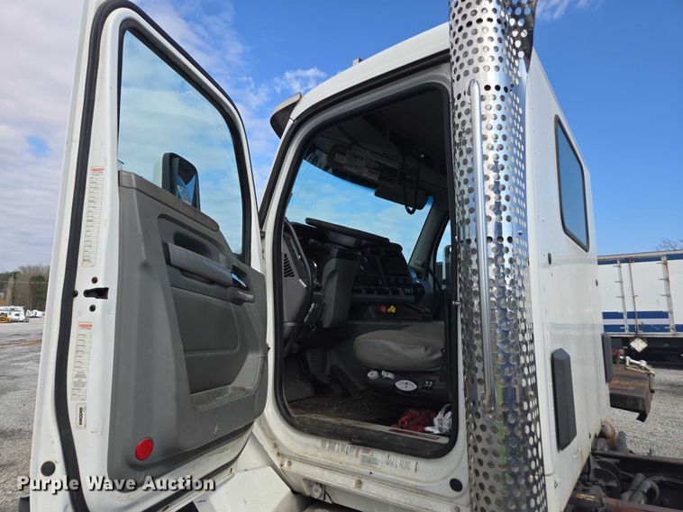 image for item YA2753 2017 Kenworth T880 truck cab and chassis