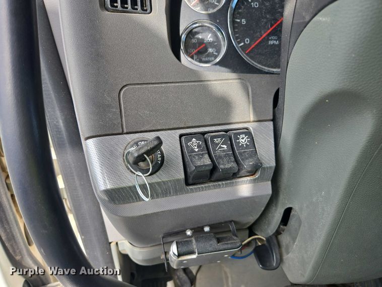 image for item YA2753 2017 Kenworth T880 truck cab and chassis