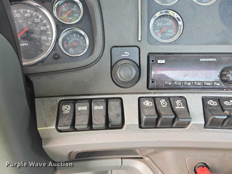 image for item YA2753 2017 Kenworth T880 truck cab and chassis